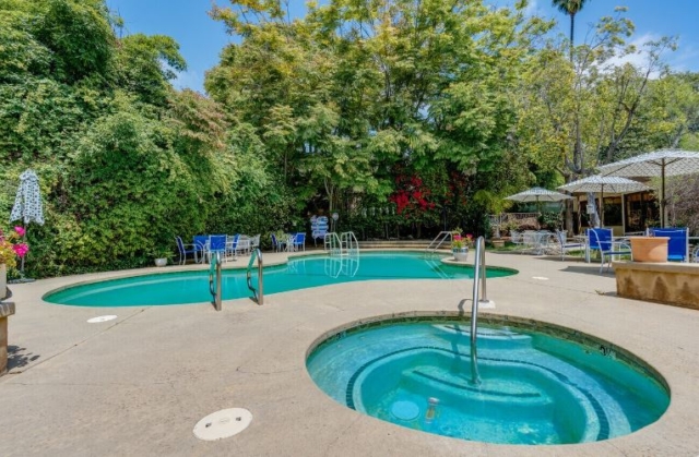 The swimming pool and spa at The Oaks of Pasadena senior independent living apartments
