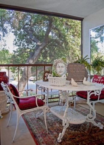 Many senior living apartments at The Oaks of Pasadena feature screened-in patios or balconies