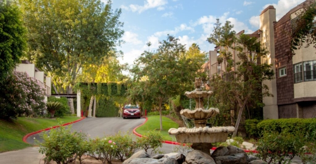 The entrance to The Oaks of Pasadena senior living apartments features a covered walkway